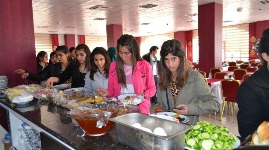 Başkale Ve &Ccedil;ataklı &Ouml;ğrenciler Van&rsquo;ı Gezdi