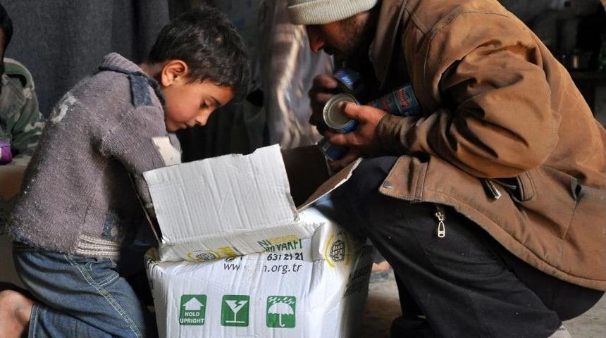 Cami Bah&ccedil;esinde Yaşayan Suriyelilere Gıda Yardımı Yapıldı