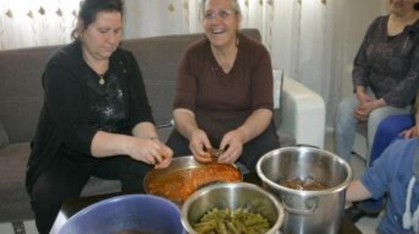 Annesi Serta&ccedil; I&ccedil;in &Ccedil;ok Sevdiği Yemekleri Hazırladı