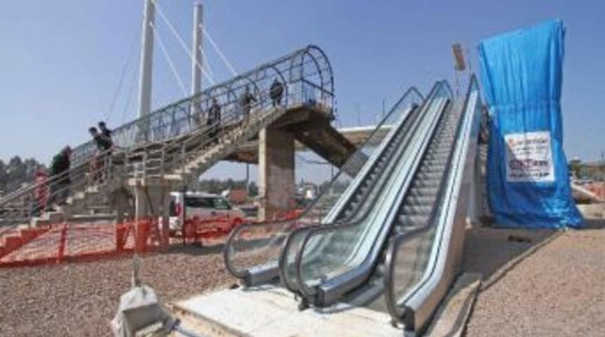 &Ccedil;ayırova Yaya K&ouml;pr&uuml;s&uuml;n&uuml;n Yapımı S&uuml;r&uuml;yor