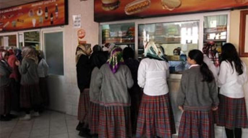 Reuters objektifinden imam hatipler