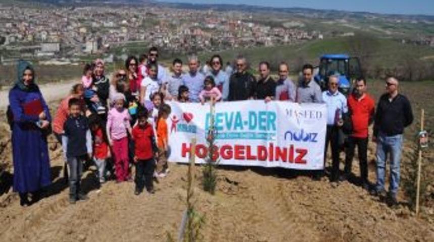 DevaDer &Uuml;yeleri 100 Fidanı Toprakla Buluşturdu