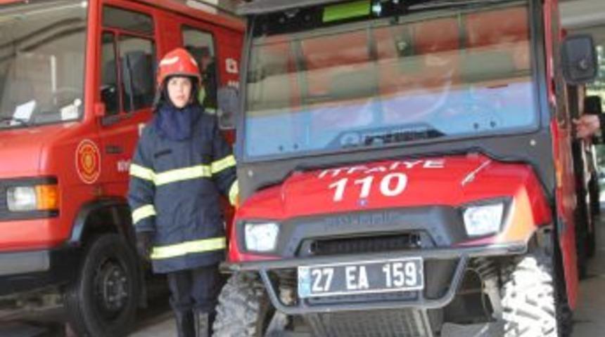 T&uuml;rkiye'nin Yangın S&ouml;nd&uuml;ren Ilk Bayan Itfaiyecisi