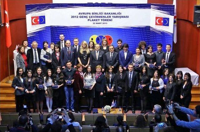 Bakan Bağış’tan Yaşar Üniversitesi’ne Plaket