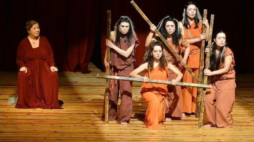 31. İzmir Tiyatro G&uuml;nleri S&uuml;r&uuml;yor