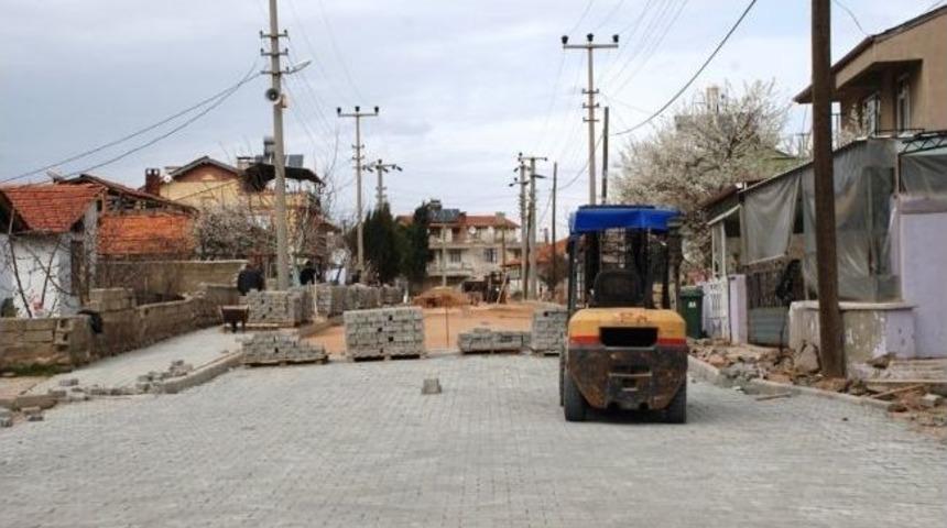 Gediz'de Şehir İ&ccedil;i Yol D&uuml;zenleme &Ccedil;alışmaları Devam Ediyor