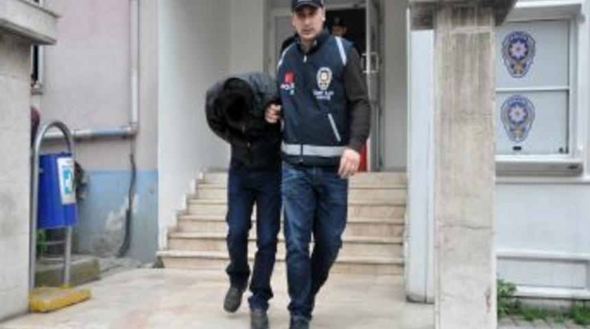 Mağazadan Giyecek &Ccedil;alan 2 &Uuml;niversite &Ouml;ğrencisi Yakalandı