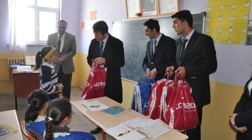 Patnos'ta 2 Bin 500 &Ouml;ğrenciye Giyim Yardımı