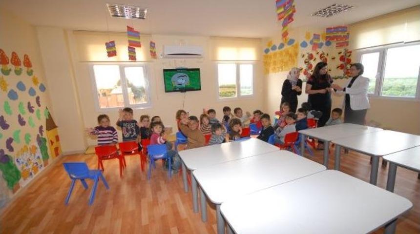 &Ccedil;adırda Yaşayan Tarım İş&ccedil;ilerinin &Ccedil;ocukları Eğitiliyor