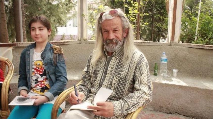 Sanat&ccedil;ı Genco Mert Ve &Ccedil;iğdem Nur, Sel&ccedil;uk'ta İmza G&uuml;n&uuml;ne Katıldı