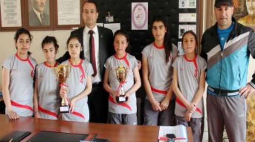 Korkut Kız Yatılı B&ouml;lge Ortaokulu'nun Eğitimdeki Başarısı Spora Da Yansıdı
