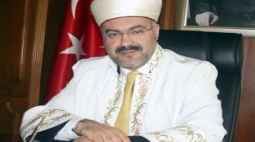 M&uuml;ft&uuml; Ay: Cami Avlusuna Bırakılan Bebekten De Evsiz Gen&ccedil;ten De Sorumluyuz