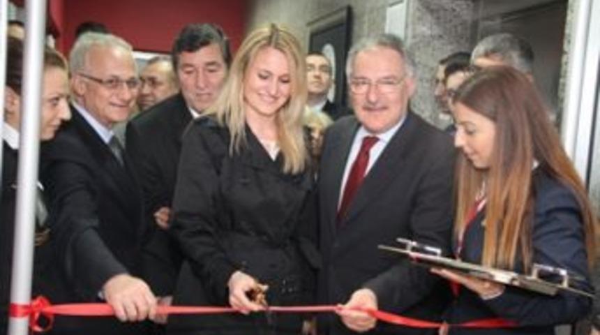 Başkan makam katını k&uuml;t&uuml;phaneye d&ouml;n&uuml;şt&uuml;rd&uuml;