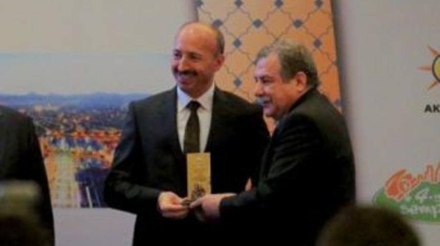 Sultangazi Belediyesi hizmetleri &ouml;d&uuml;llerle ta&ccedil;lanıyor