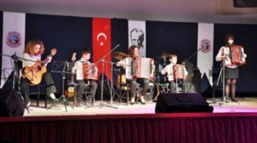 Tekirdağ&rsquo;da Belediye konservatuvarı m&uuml;zik gecesi d&uuml;zenledi