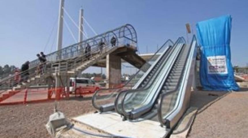 &Ccedil;ayırova yaya k&ouml;pr&uuml;s&uuml;n&uuml;n yapımı s&uuml;r&uuml;yor