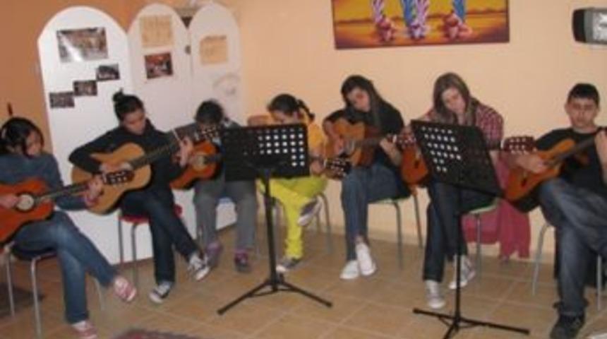 Gitar kurslarına b&uuml;y&uuml;k ilgi