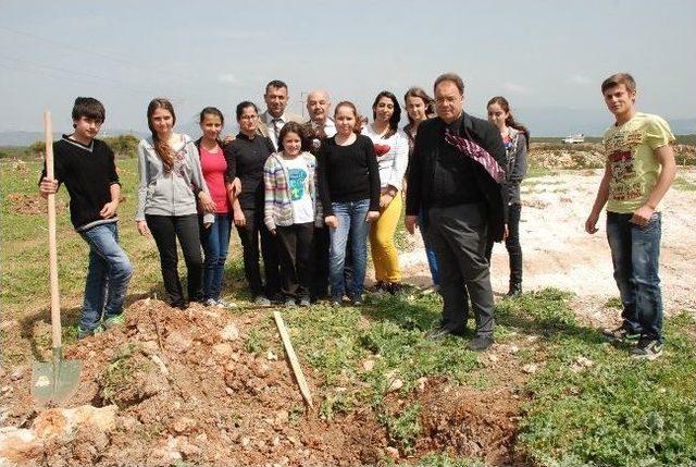 Didim'de Belediye Ve Öğrencilerden Ortak Fidan Dikimi