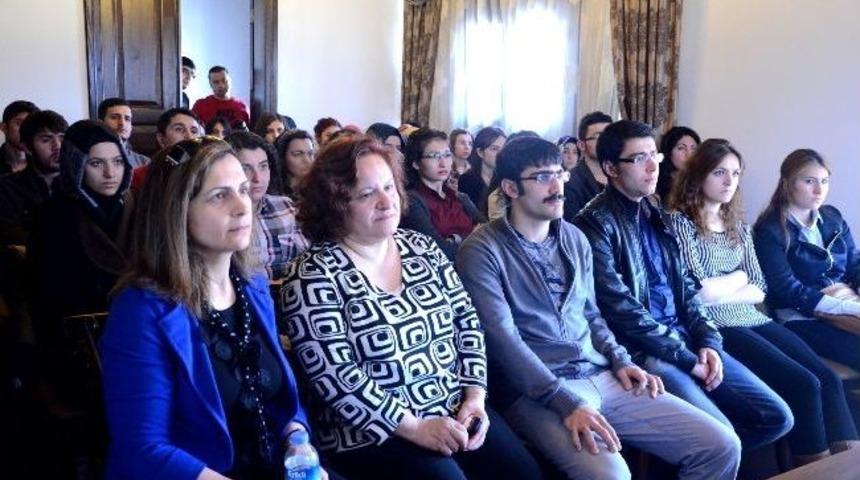 &Ouml;ğrenciler Rekt&ouml;r&uuml; Soru Yağmuruna Tuttu