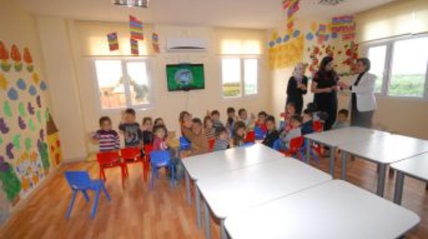 &Ccedil;adırda Yaşayan Tarım Iş&ccedil;ilerinin &Ccedil;ocukları Eğitiliyor