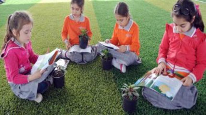 &Ouml;ğrenciler &Ccedil;i&ccedil;eklere Kitap Okuyor