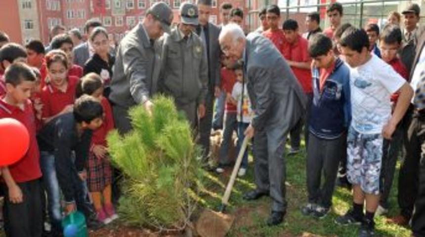 Adana&rsquo;da Minik Eller Fidanları Toprakla Buluşturdu