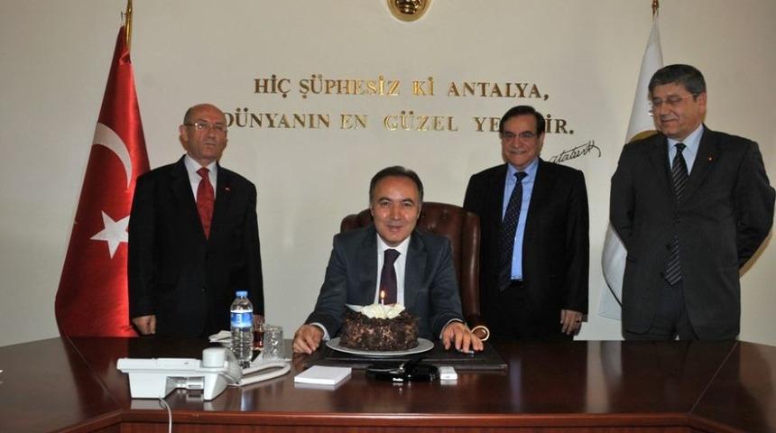 Vali Altıparmak’a Çifte Doğum Günü Sürprizi
