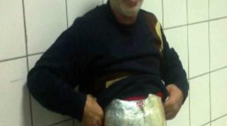 V&uuml;cuduna Sardığı Esrarla Yakalandı