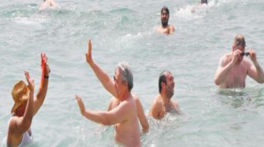 Denize Giren Turizmciler Sezonu A&ccedil;tı