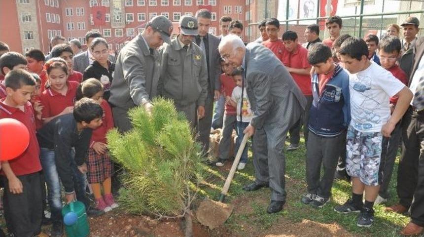 Adana&rsquo;da Minik Eller Toprakla Buluştu