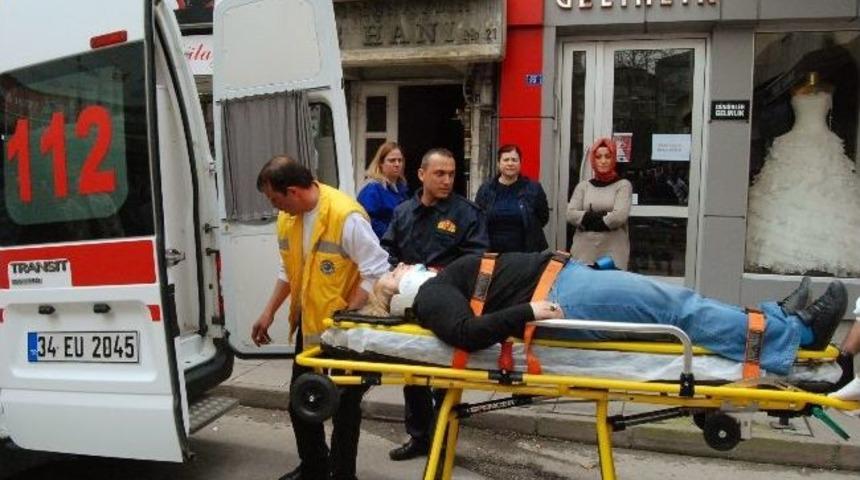 Binadan D&uuml;şen Cam Par&ccedil;ası Hastanelik Etti