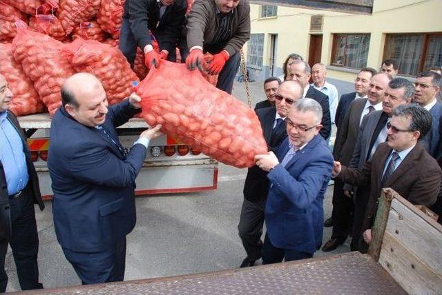 Bolu’da Çiftçilere Patates Ve Yonca Tohumu Dağıtıldı