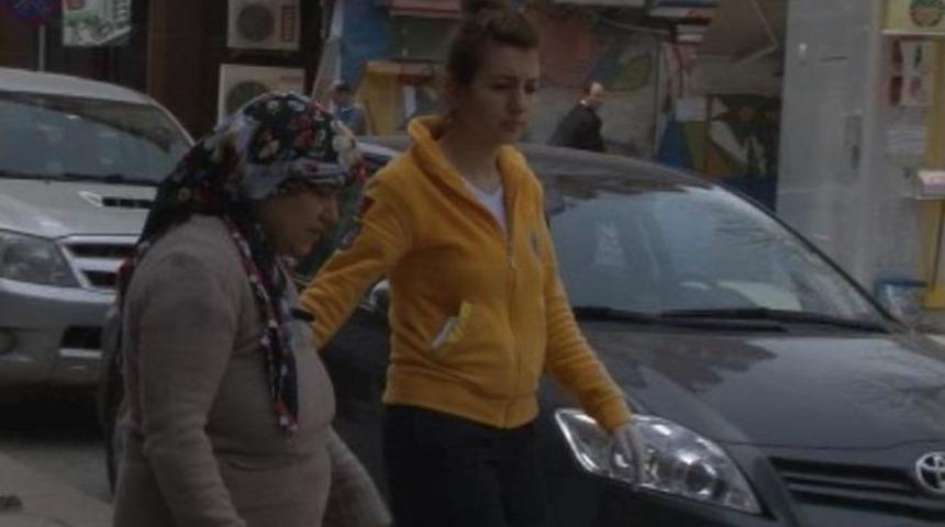 Cam Silerken Apartman Boşluğuna D&uuml;şen Kadın Yaralandı