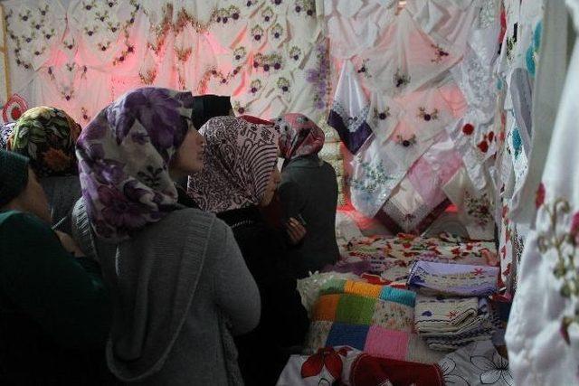 Akdağmadeni Halk Eğitim Merkezi’nin El Ve Makine Nakış Kursu İşleri Görücüye Çıktı