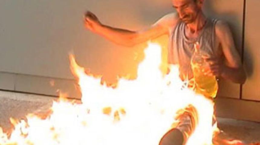 Benzinle kendini yaktı