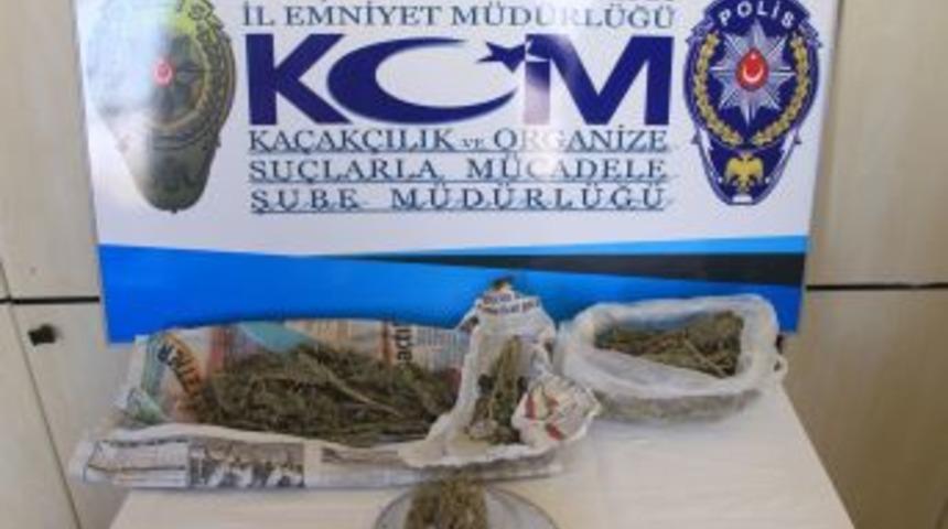 &Ccedil;anakkale'de Uyuşturucu Ve Ka&ccedil;ak Sigara Ele Ge&ccedil;irildi