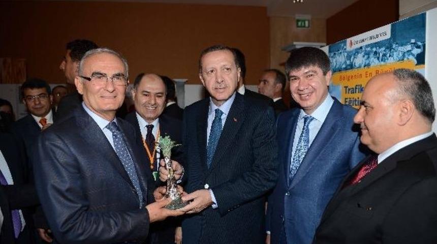 Başkan Yılmaz Ödülünü Başbakan Erdoğan’ın Elinden Aldı