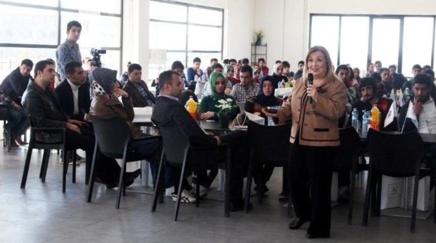 İbrahim &Ccedil;e&ccedil;en Vakfı &Ouml;ğrencilerle Buluştu