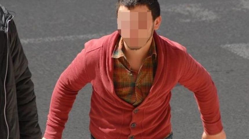 Park Halindeki Aracın Lastiğini Kesip Camını Kırdılar