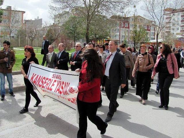 Kansere Karşı El Ele Yürüdüler