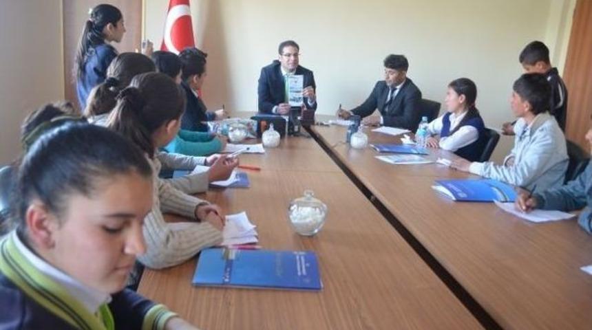 Kaymakam İbrahim D&uuml;ndar &Ouml;ğrencilere R&ouml;portaj Verdi
