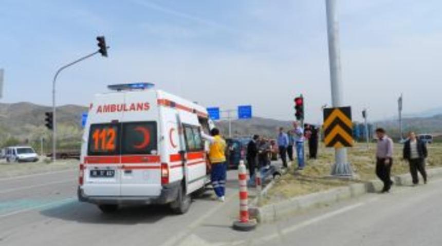 Osmancık&rsquo;ta kırmızı ışıkta duramadı; 3 yaralı