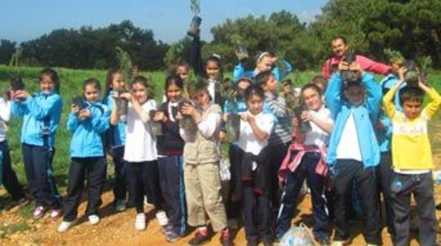 Minik &ouml;ğrenciler fidan dikti