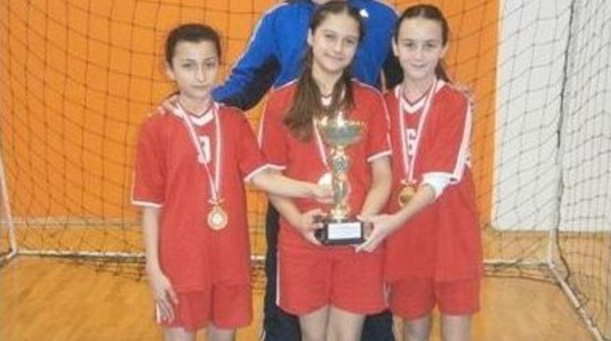 Tekirdağ&acute;da D&uuml;zenlenen K&uuml;&ccedil;&uuml;kler Masatenisi İl Birinciliği M&uuml;sabakalarında Şark&ouml;y İl&ccedil;esinden Katılan Okullar Birincilikle D&ouml;nd&uuml;