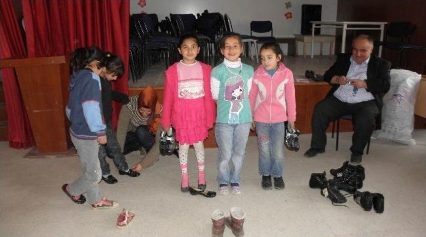Hayırsever &Ccedil;iftten 200 &Ouml;ğrenciye Mont, 50 &Ouml;ğrenciye Ayakkabı