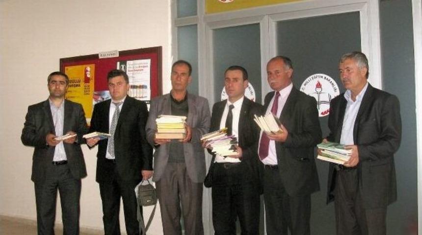 İlkokul &Ouml;ğrencilerine Kitap Hediye Edildi