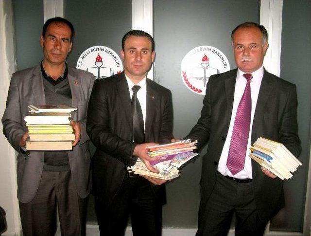 İlkokul Öğrencilerine Kitap Hediye Edildi