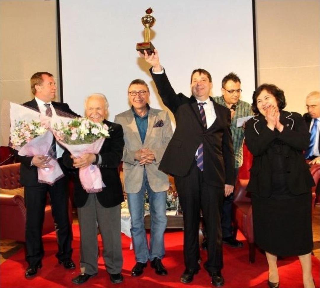 Başkan Tartan İzmir Kız Liseliler Tarafından &lsquo;yılın İdol&uuml;&rsquo; Se&ccedil;ildi