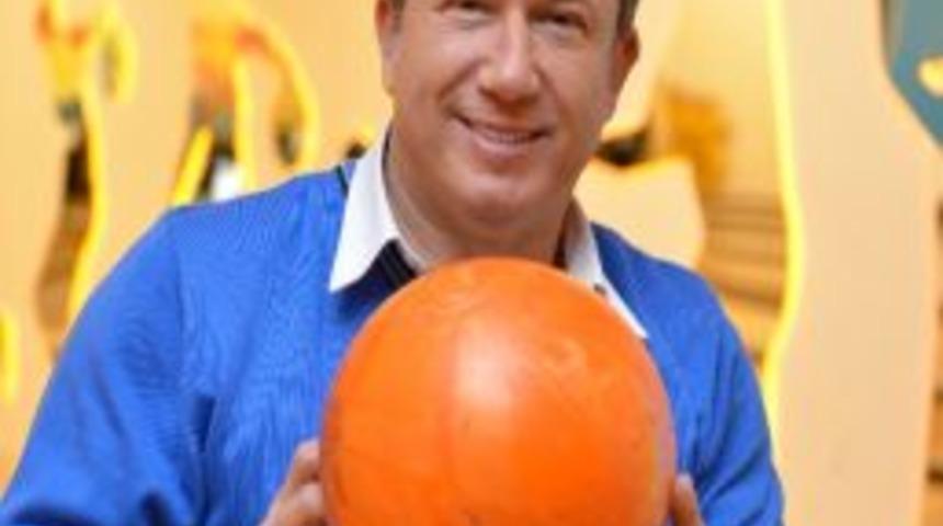 Tanju &Ccedil;olak, İzmir&rsquo;de Bowling Oynayarak Stres Attı