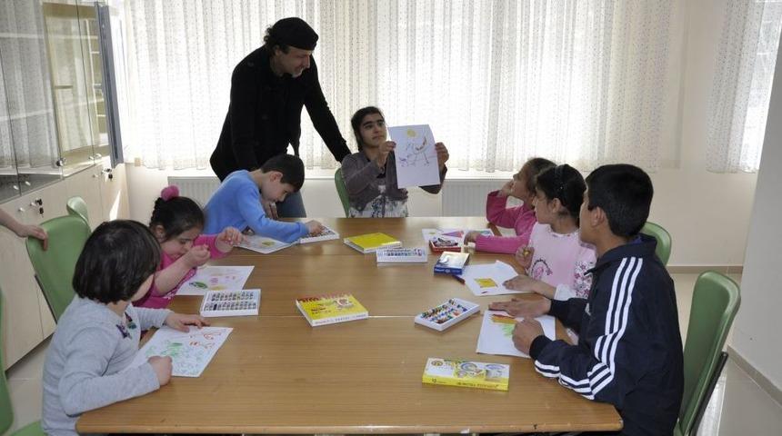 Yaptığı Resimlerle Otistik &Ccedil;ocukları Eğitiyor